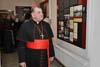 Mons. Dominik kardinál Duka při prohlídce památníku.